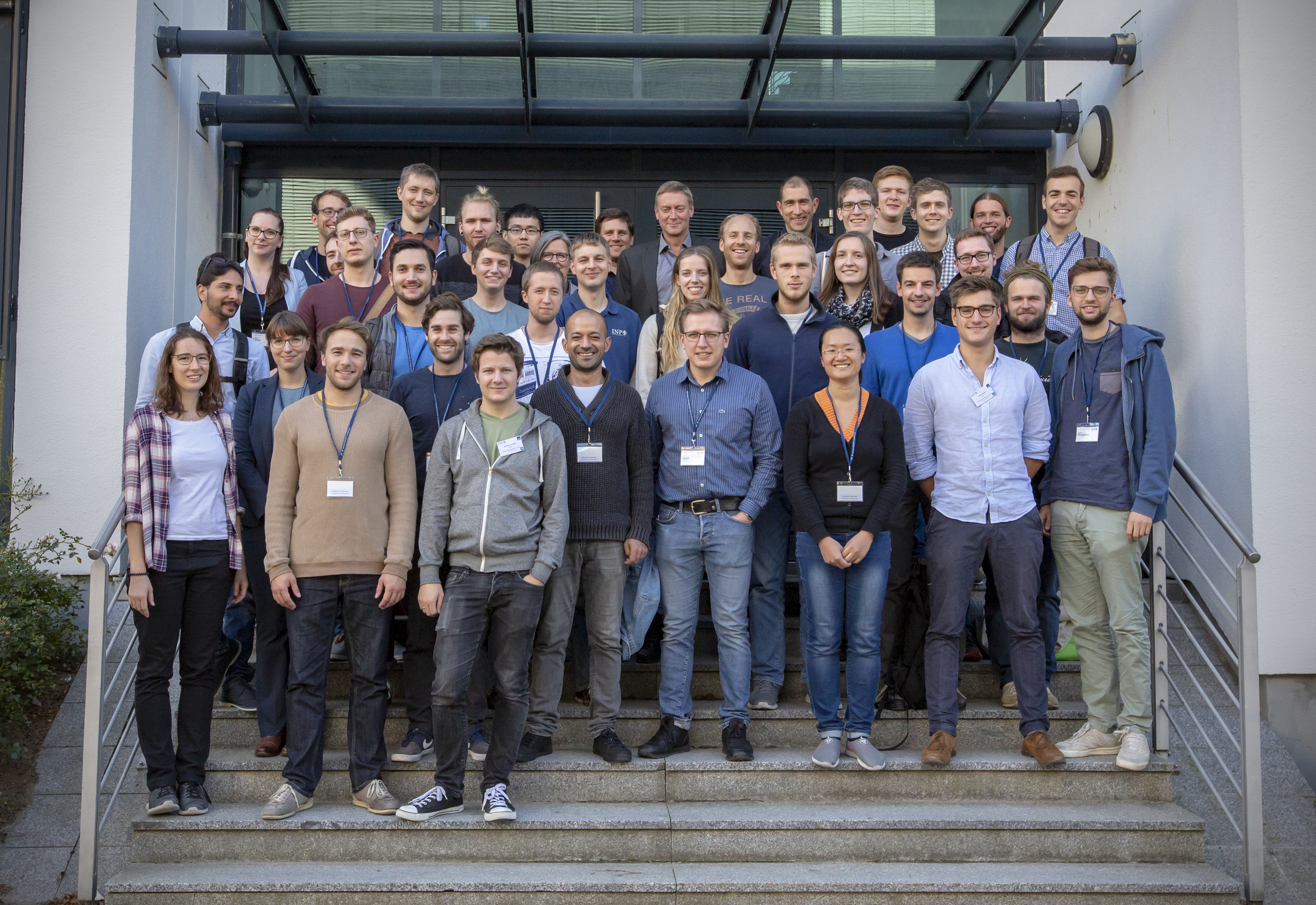 Teilnehmer der Photonik-Akademie 2018 vor dem Gebäude des INP in Greifswald