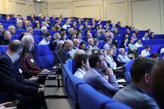 Menschen in einem Theater