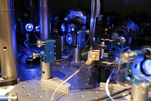 Quantenmechanischer Laboraufbau mit Linsen und Elektronik