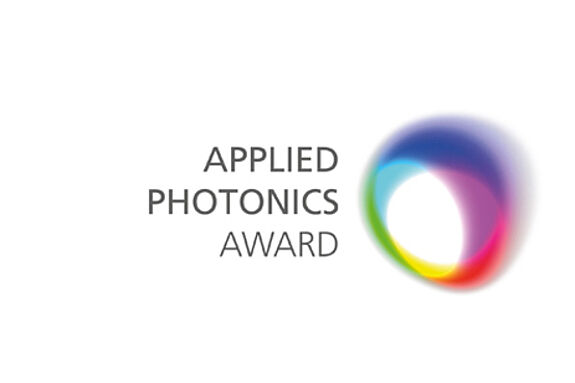 Schriftzug und Logo des Applied Photonics Award: bunter, unegrelmäßiger Kreis auf weißem Grund