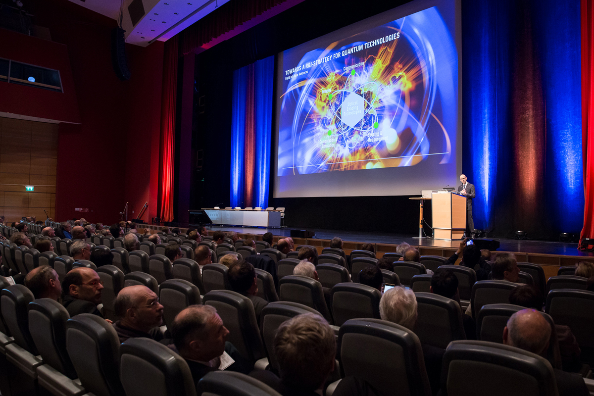 Blick über den Saal zur Bühne