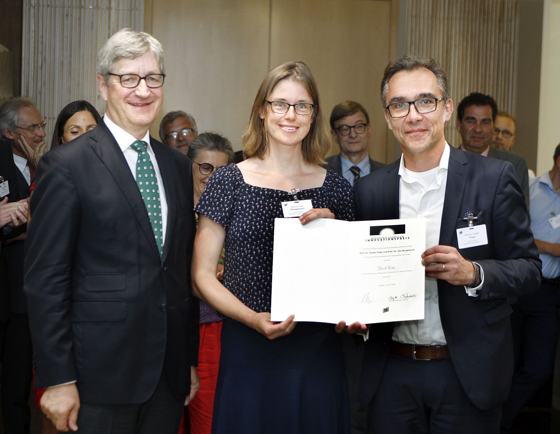 Übergabe dritter Preis: Prof. Dr. Wolfgang Marquardt (links) mit Prof. Dr. Ute Neugebauer (Mitte) und Prof. Dr. Jürgen Popp (rechts).