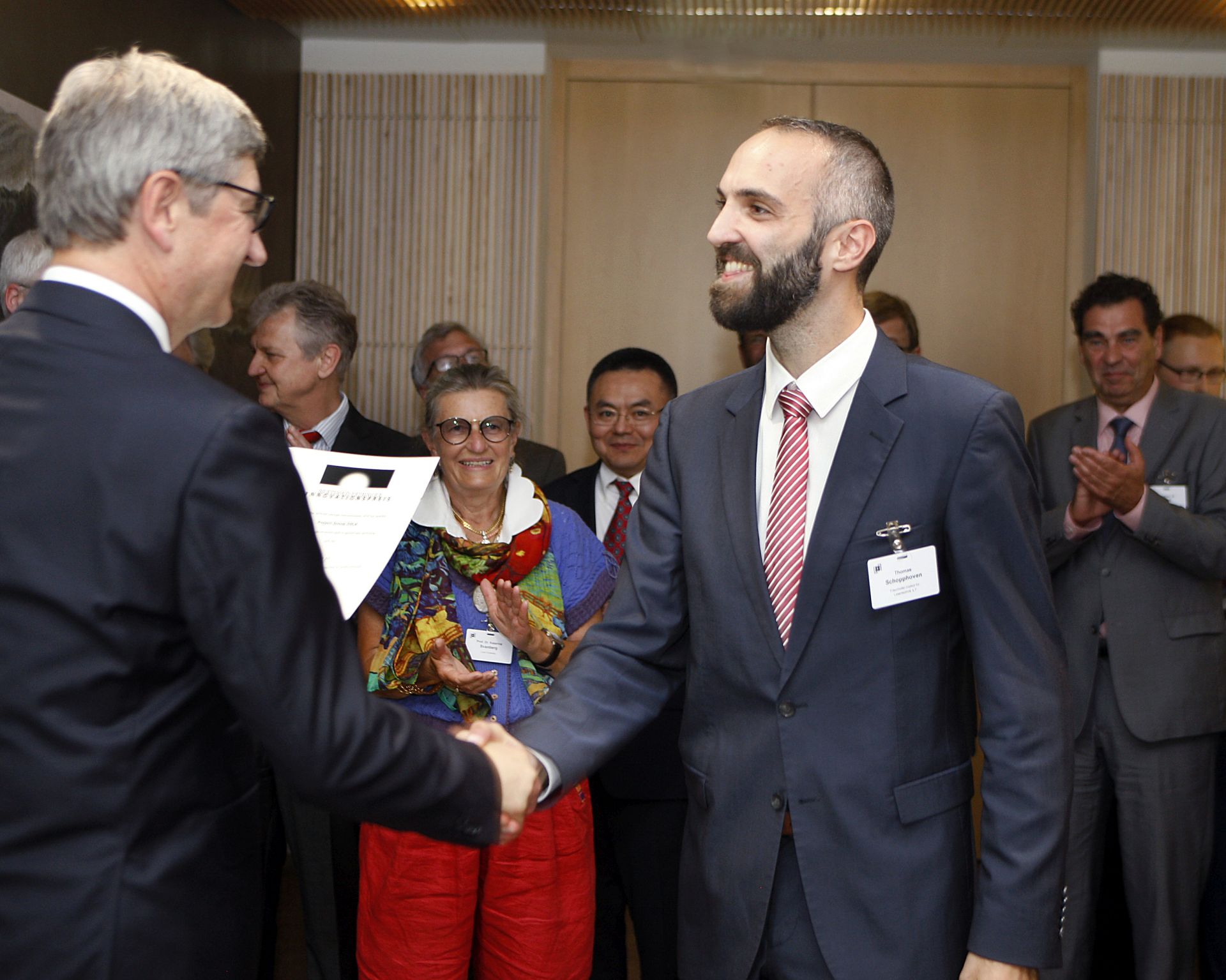 Übergabe erster Preis: Prof. Dr. Wolfgang Marquardt (links) mit Thomas Schopphoven (rechts).