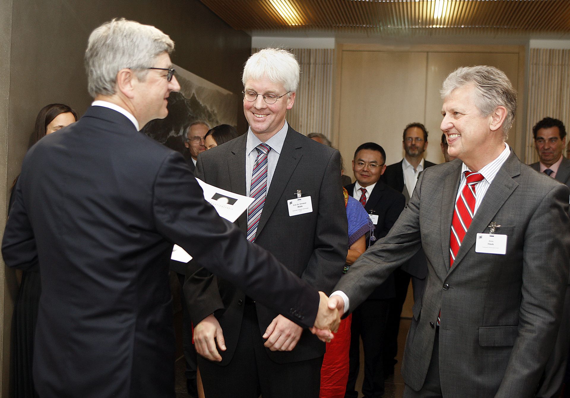 Übergabe zweiter Preis: Prof. Dr. Wolfgang Marquardt (links) mit Prof. Dr. Christian Koos (Mitte) und Alois Hauk (rechts).