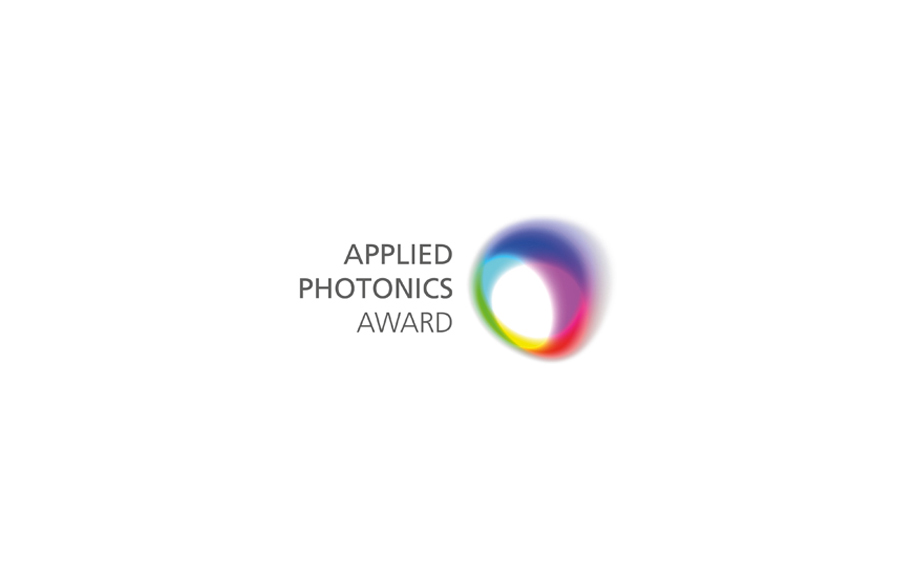 Schriftzug und Logo des Applied Photonics Award: bunter, unegrelmäßiger Kreis auf weißem Grund