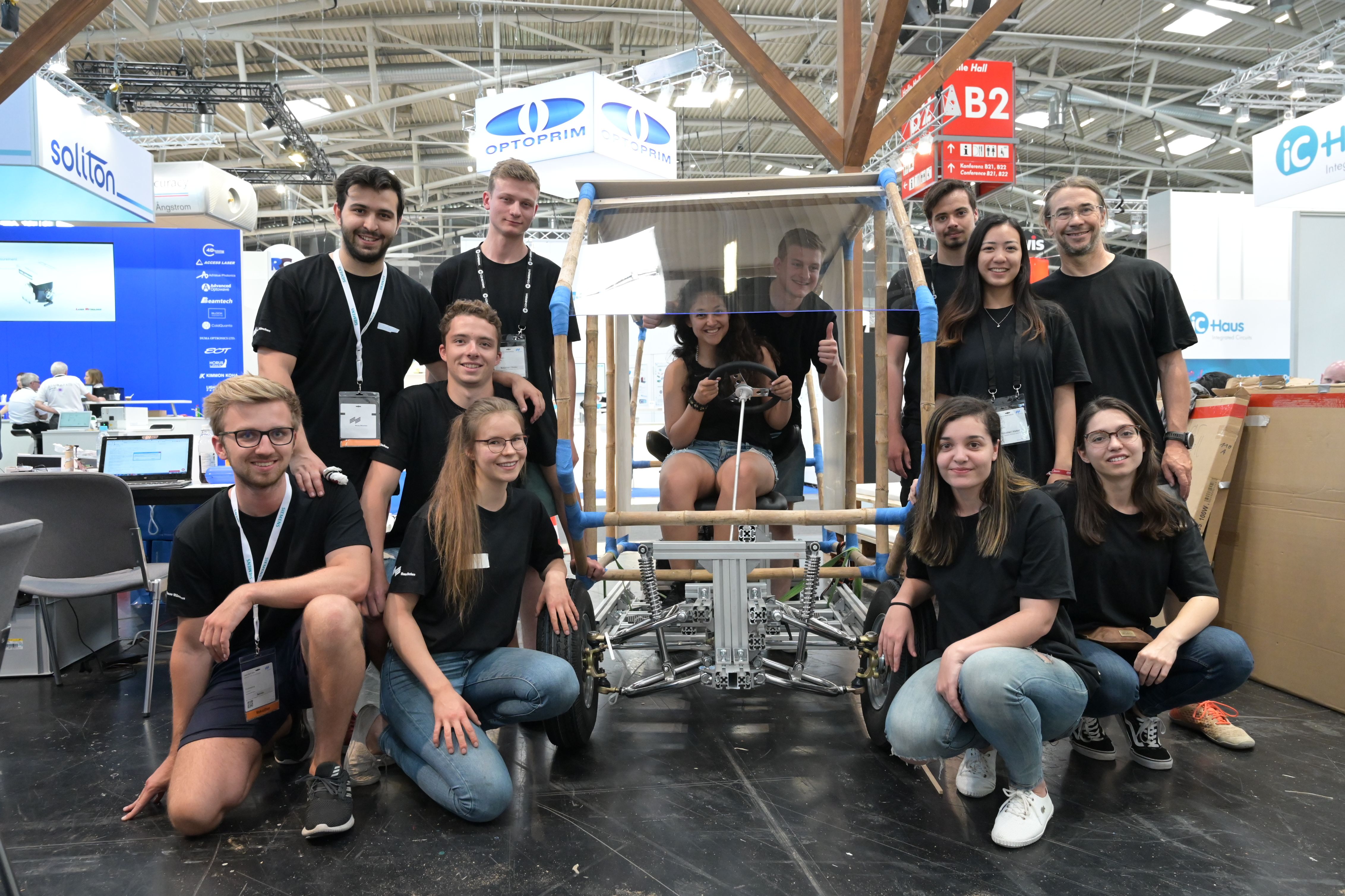 Gruppenfoto im Solarcar