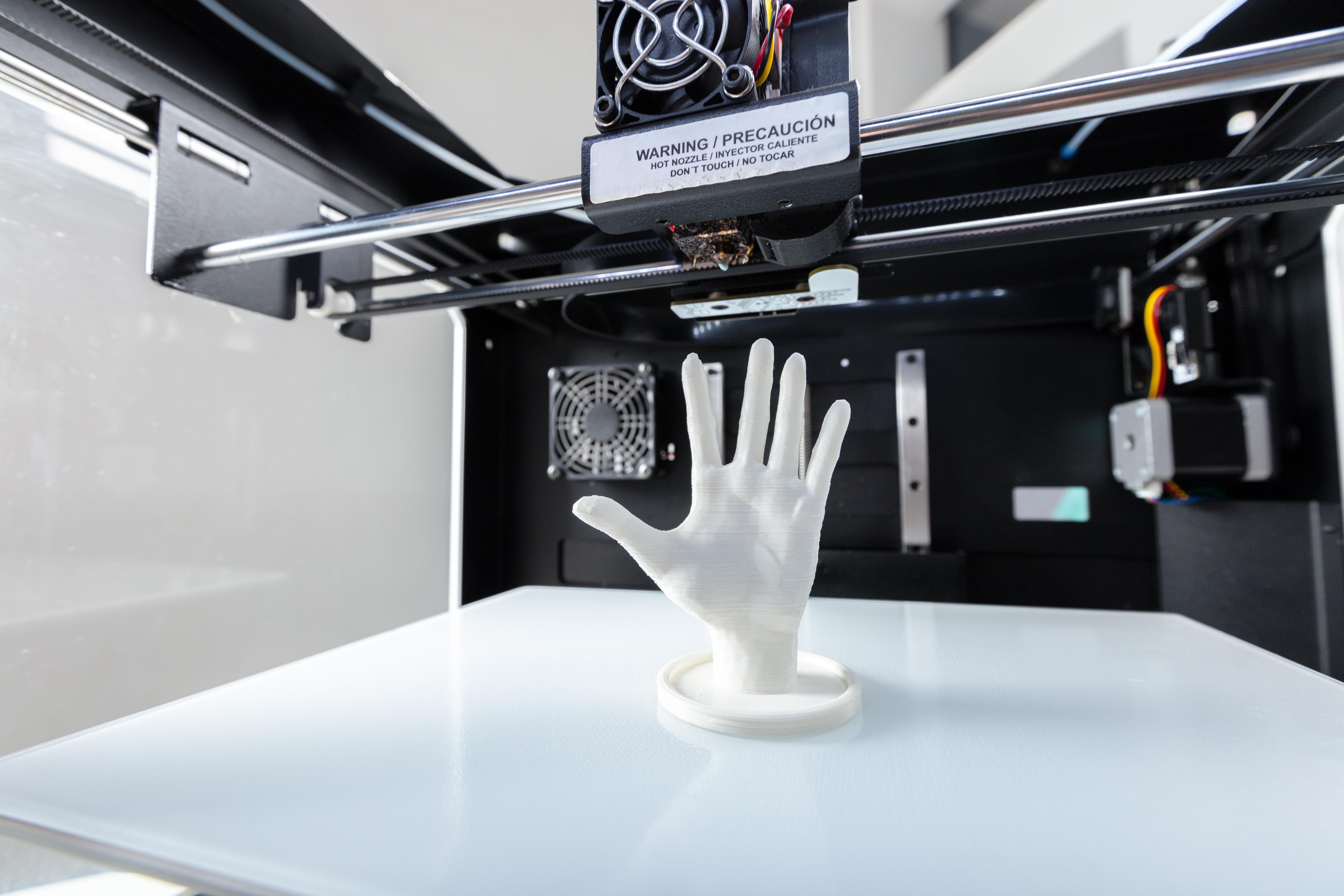 3D-Drucker bei der Fertigung eines Werkstücks in Form einer menschlichen Hand