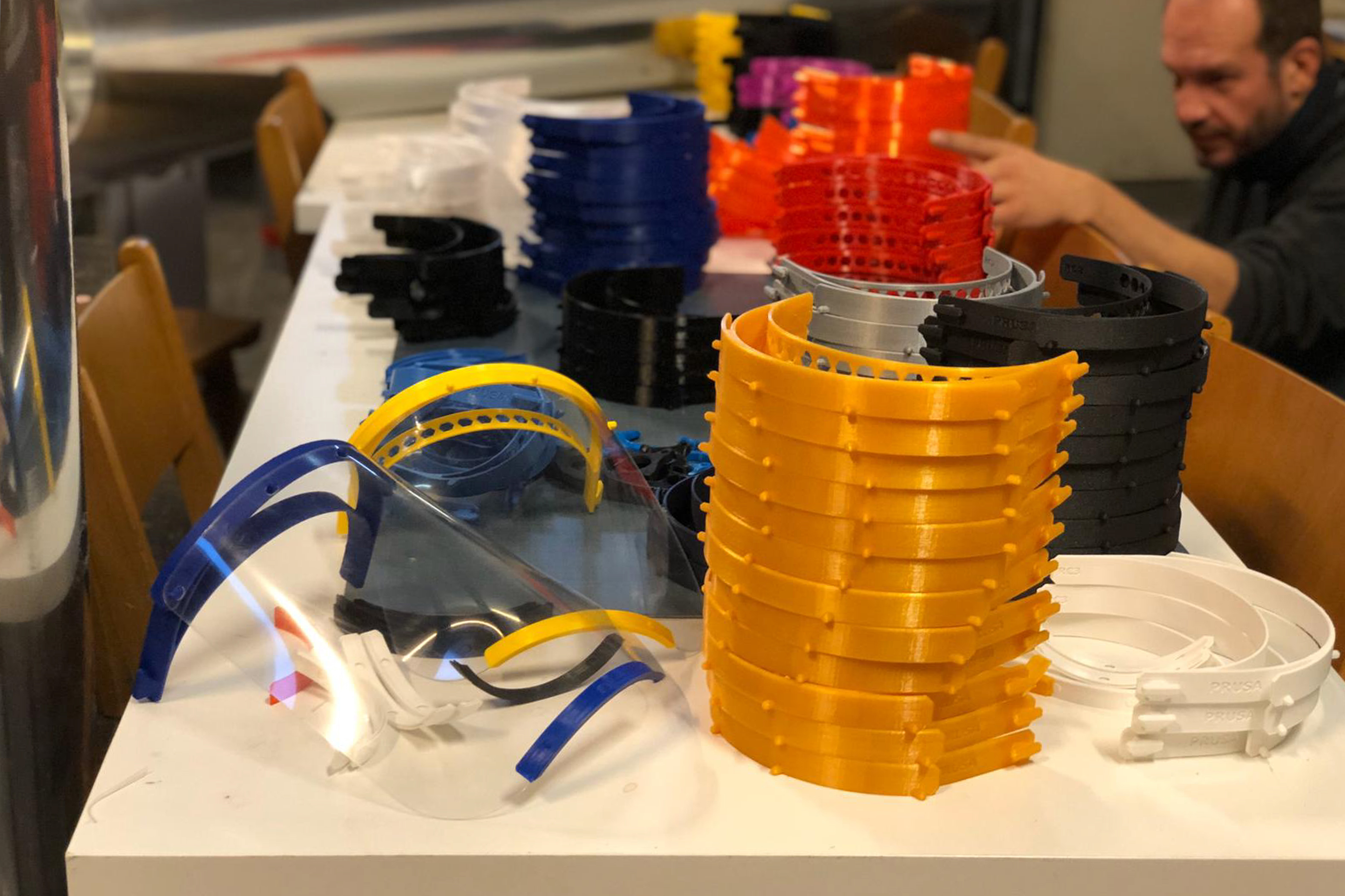 Provisorische Produktion von Face Shields aus 3D-gedruckten Komponenten und Kunststofffolie © MakerVsVirus