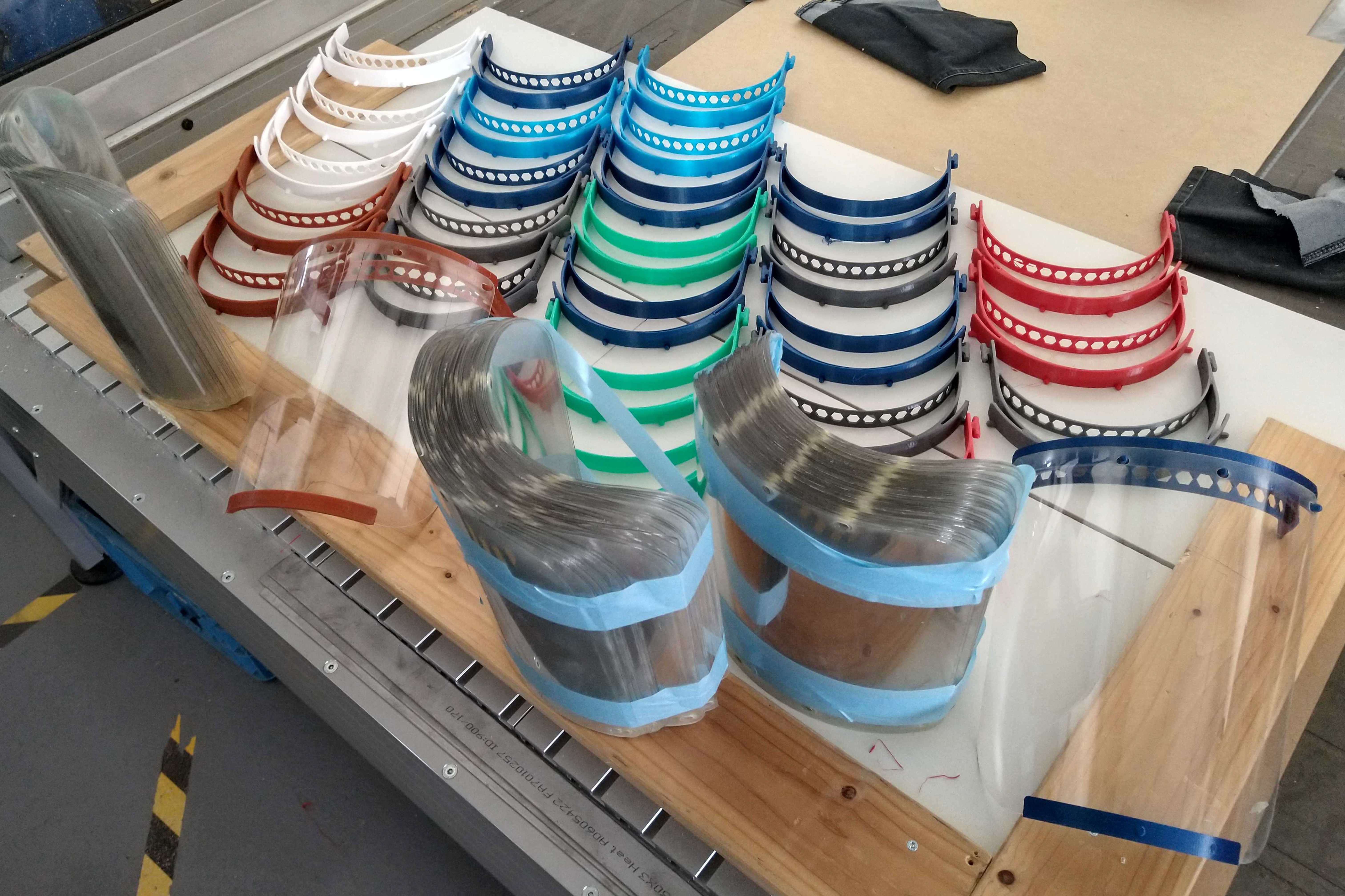 Ein Stapel fertiger Face Shields © MakerVsVirus