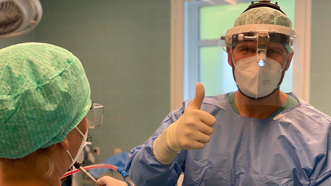 Im ersten Make@thon des Open Photonik Pro Hubs entwickelten Maker Face Shields mit einer integrierten Stirnlampe, die bereits im OP zum Einsatz kamen. © HNO Zentrum Oldenburger Münsterland